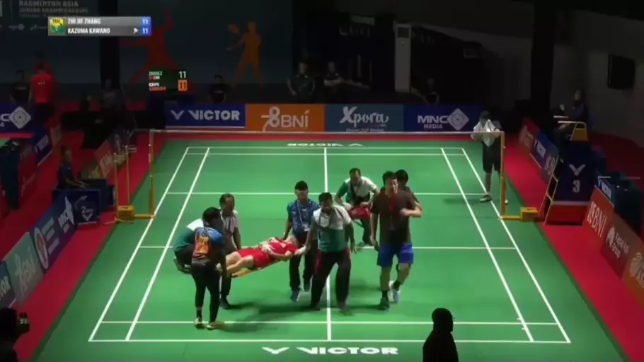 Tim medis di GOR Amongrogo membawa pebulu tangkis China Zhang Zhi Jie keluar lapangan untuk perawatan medis lebih lanjut.