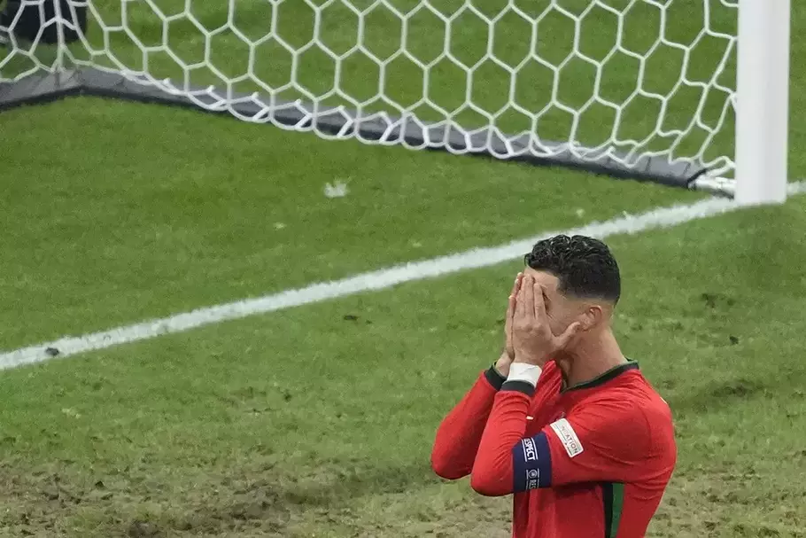 Reaksi Cristiano Ronaldo setelah tendangan penaltinya digagalkan kiper Slovenia Jan Oblak.