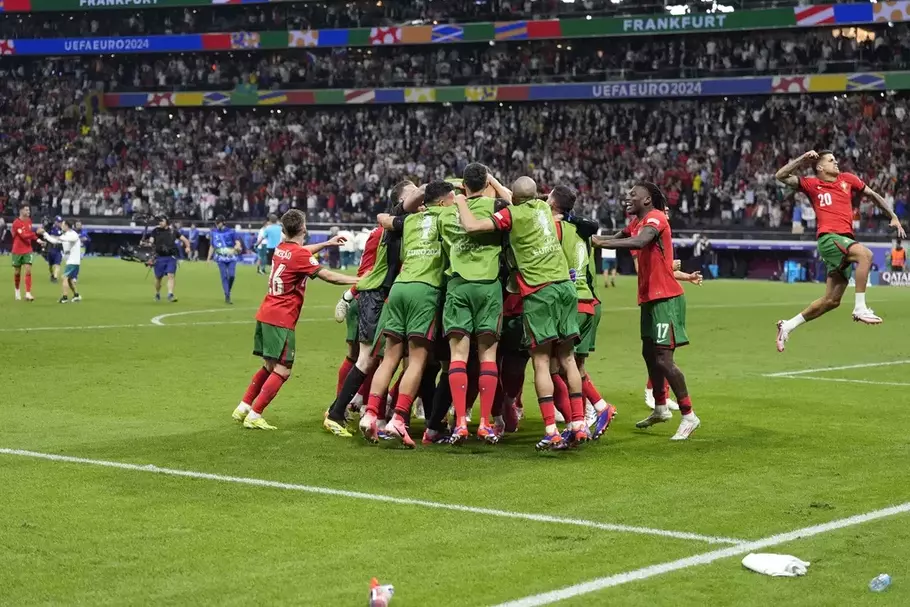 Selebrasi pemain Portugal seusai memastikan lolos ke perempat final Euro 2024.