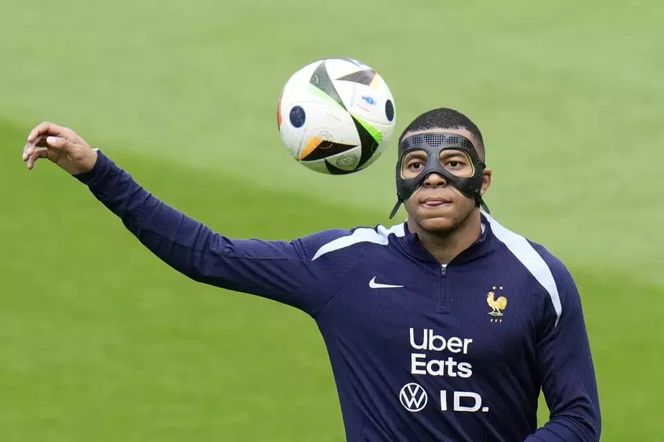 Penyerang Prancis Kylian Mbappe mengenakan masker saat berlatih.