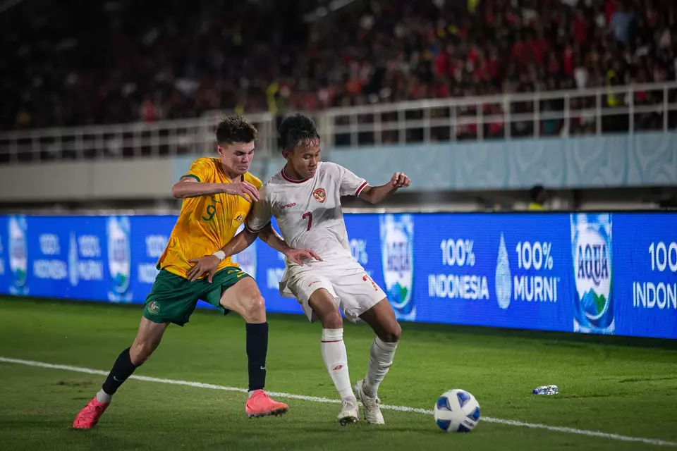 Pesepak bola Timnas Indonesia Muhamad Zahaby Gholy berebut bola dengan pemain Australia Jordan Graoroski pada pertandingan semifinal Piala AFF U-16 di Stadion Manahan